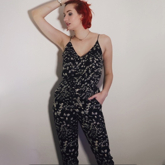 3 for 25! 🌻 H&M Conscious- Black Floral Jumpsuit - Picture 3 of 14